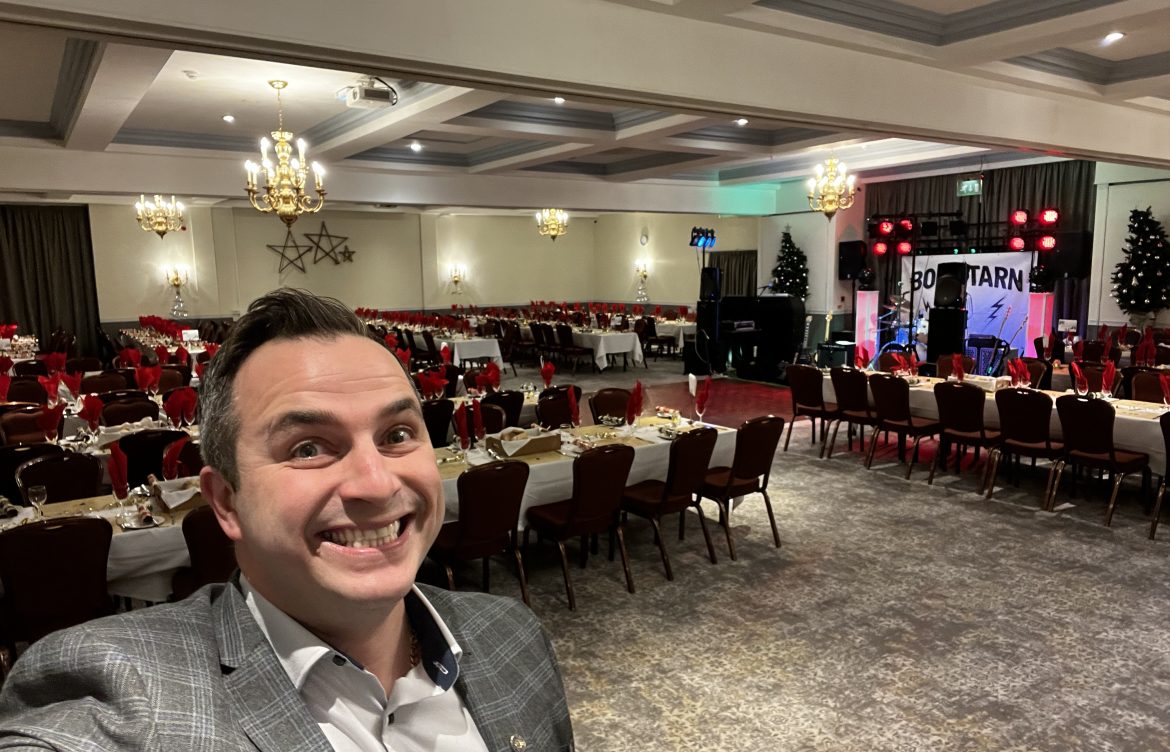 Christmas Party Magician – Add a Touch of Magic to Your Christmas Party This Year